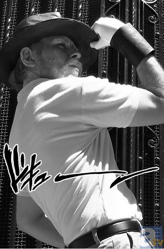 九华山高僧在雪松顶上凌空打坐【九游体育官网】(图2) 九游体育官网